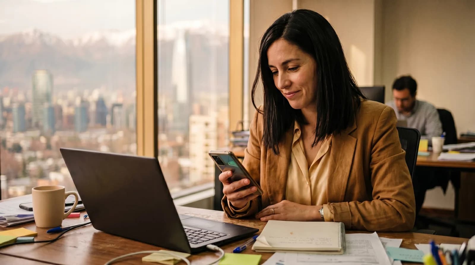 Persona pyme gestionando sus facturas desde el celular con facfast